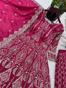 Vêtements de mariage indiens haut de séquence de broderie de soie Chinon avec manches longues et Sharara avec travail de séquence de broderie lourde Dupatta - Product Image 2