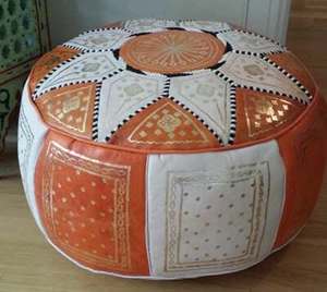 Pouf compact Medina en cuir marocain véritable, artisanal, à motifs géométriques traditionnels, avec corde en forme d'échelle, pour salon et mariage - Product Image 4