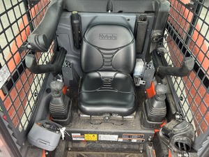 Chargeuse compacte Kubota SSV65 2024-Puissance compacte, levage vertical et performance à usage intensif - Product Image 4