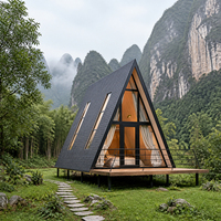 Cabane préfabriquée en forme de A avec chambre, salle de bain, grenier et mur en verre panoramique