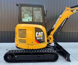 Mini-excavatrice d'occasion CAT 303.5E2, 25 CV, diesel, sur chenilles, cabine fermée, pince hydraulique, godet de 24 pouces - Product Image 1