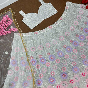 Ananya Panday Luce Impresionante con un Lehenga Floral con Incrustaciones de Piedras y una Blusa con un Diseño de Espalda Único - Product Image 1