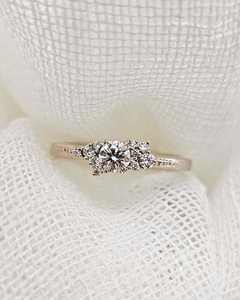 แหวนหมั้นเพชรโมอิสทรงกลมตัดขนาด6มม. | หินสามก้อนพร้อมแหวนเงินสีทองประดับงานแต่งงานของเจ้าสาว - Product Image 6