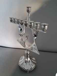 Haute demande, nouveau design, fait main, en satin uni brillant, Menorah à 9 bras, Porte-bougie, Meilleurs chandeliers métalliques pour Hanoucca, Pots à bougies - Product Image 2