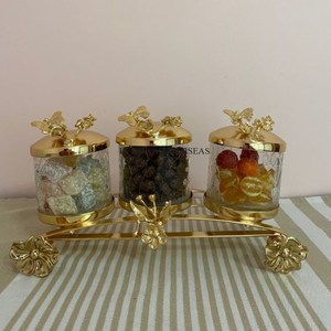 Base de créateur de fleurs plaquées or de haute qualité la plus vendue avec boîte en verre transparent à texture martelée et couvercle supérieur en marbre blanc - Product Image 2