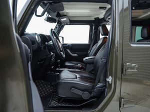 J e p Wrangler SUV Comfort Edition Alta calidad 3.0L Híbrido Cuatro puertas R16 Tamaño del neumático Venta al por mayor Boutique Fuente - Product Image 2