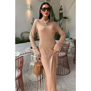 Vestido de punto con cuello redondo y detalles calados 2861 Transpirable y con cintura natural - Product Image 2