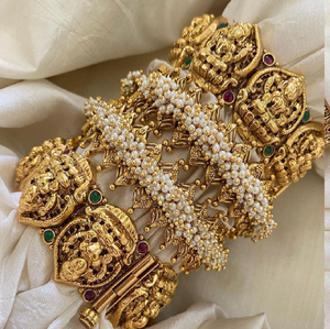 Kadas de latón con motivo de la diosa Lakshmi, adornadas con perlas y pedrería. Disponible a precios de mayoreo. - Product Image 1