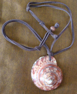 Collar Turbo con Cuentas de Concha Rosa Texturizadas, Corte con Motivo de Concha Marina, Joyería para Regalos - Product Image 4