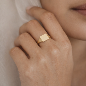 แหวนตราประทับทรงสี่เหลี่ยมทองคำ 18K - Product Image 2