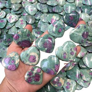 Piedra Curativa de Rubí Fuchsite Natural Tallada en Forma de Mini Corazón, Pulida - Product Image 3