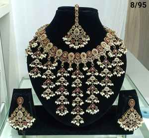 Lo último en collar de gargantilla de fantasía chapada en oro a la moda con motivo antiguo con mangtikka y pendientes y conjunto de joyería para mujer - Product Image 3