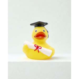 Canard en caoutchouc avec toque de bachelier et diplôme pour la décoration et les accessoires de bureau - Product Image 1