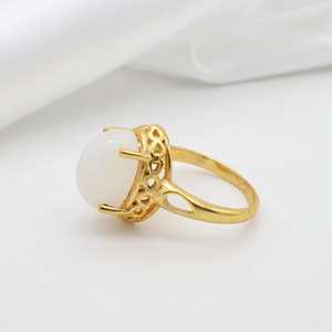 Anillo informal de moda de 18 quilates chapado en oro Natural Rainbow Moonstone Designer Everyday para mujer Corte ovalado Latón chapado en oro de 18 quilates - Product Image 3