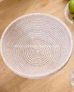 Bol à fruits en rotin blanc, fabriqué en rotin tissé de qualité supérieure avec une finition glaçure blanche, ce bol à fruits à pieds de style rustique - Product Image 2