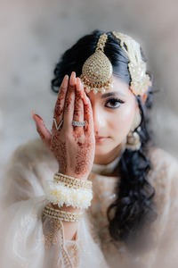 Jasmine Hand Gajra para mujer, pulseras Gajra artificiales de diseñador, función Haldi Mehendi, decoración de manos y cabello para mujer - Product Image 6