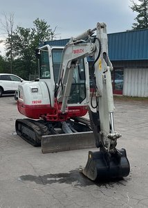ENVÍO GRATUITO: Miniexcavadora TAKEUCHI T138FR, Motor Diésel de 27 HP, 674H, Cabina Cerrada con Aire Acondicionado, Aprobación EPA y CE, Sistema Hidráulico Auxiliar PLC - Product Image 3