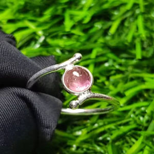 Bague en argent sterling 925 avec lunette chic et élégante en plaqué rhodium et tourmaline rose naturelle pour les occasions de fête - Product Image 5