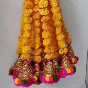 人造花黄色万寿菊悬挂托兰为Ganesh Janamastmi节日装饰和婚礼背景