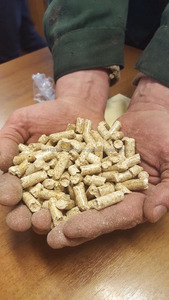 Granulés de bois de pin DIN PLUS en forme de briquette emballés dans un sac - Product Image 2