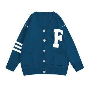 เสื้อสเวตเตอร์ถักคอวีลายทางวินเทจของมหาวิทยาลัยสำหรับผู้หญิงแจ็กเก็ตถักสีขาวสีฟ้าพร้อมโลโก้ตามสั่งสำหรับฤดูหนาว - Product Image 3