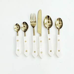 Ensemble de couverts élégant en métal sans danger pour les aliments avec revêtement en or PVD à poignée en émail blanc pour la maison et les ensembles de couverts de vaisselle de mariage - Product Image 5