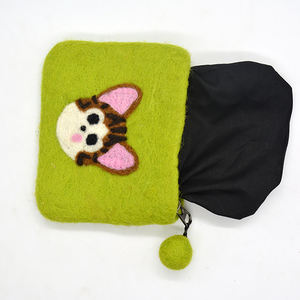 Sac à main élégant en feutre de laine fait main avec motif visage de chat brodé, fermeture éclair de haute qualité pour transporter quotidiennement les petits objets essentiels - Product Image 3