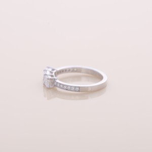 Bague de fiançailles et de mariage en diamant taille princesse certifiée IGI, trois pierres, avec bande pavée en or blanc/rose/jaune 14 carats - Product Image 3