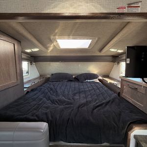 Caravana de Viaje Clean Northern Sky para 6 Personas, Blanca, de Aluminio, Estilo Moderno con Cocina Deslizable y Piso de Plástico Tipo Panal - Product Image 4