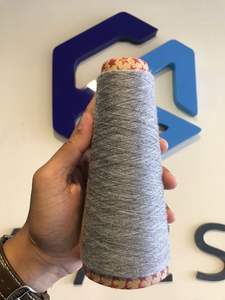 Hilo de Poliéster Virgen de Primera Calidad en Tono Plateado Melange, Hilo de Tejer de Alta Resistencia Disponible a Precio de Fábrica Económico - Product Image 2