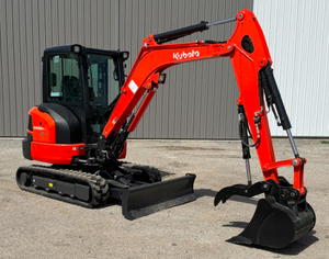Livraison rapide et gratuite pour l'excavatrice compacte Kubota KX033-4, poids opérationnel de 4,5 tonnes, avec accessoire de pelle. - Product Image 3