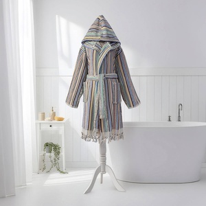 เสื้อคลุมอาบน้ำแบบตุรกี Pompom ลายทางหลากสี มีฮู้ด - Product Image 2