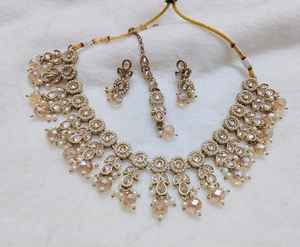 Conjunto de collar de Gargantilla polaca Mehendi tradicional con pendientes a juego y Maang Tikka perfecto para todas las ocasiones - Product Image 1