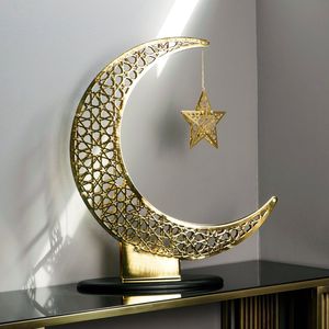 Centre de table décoratif Ramadan Kareem en métal finition or pour une décoration de table luxueuse ajoutant une chaleur spirituelle à la pièce - Product Image 1