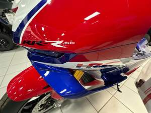 Motos Honda CBR1000RR-R Fireblade (SP) 2025 toutes versions disponibles en stock - Product Image 4