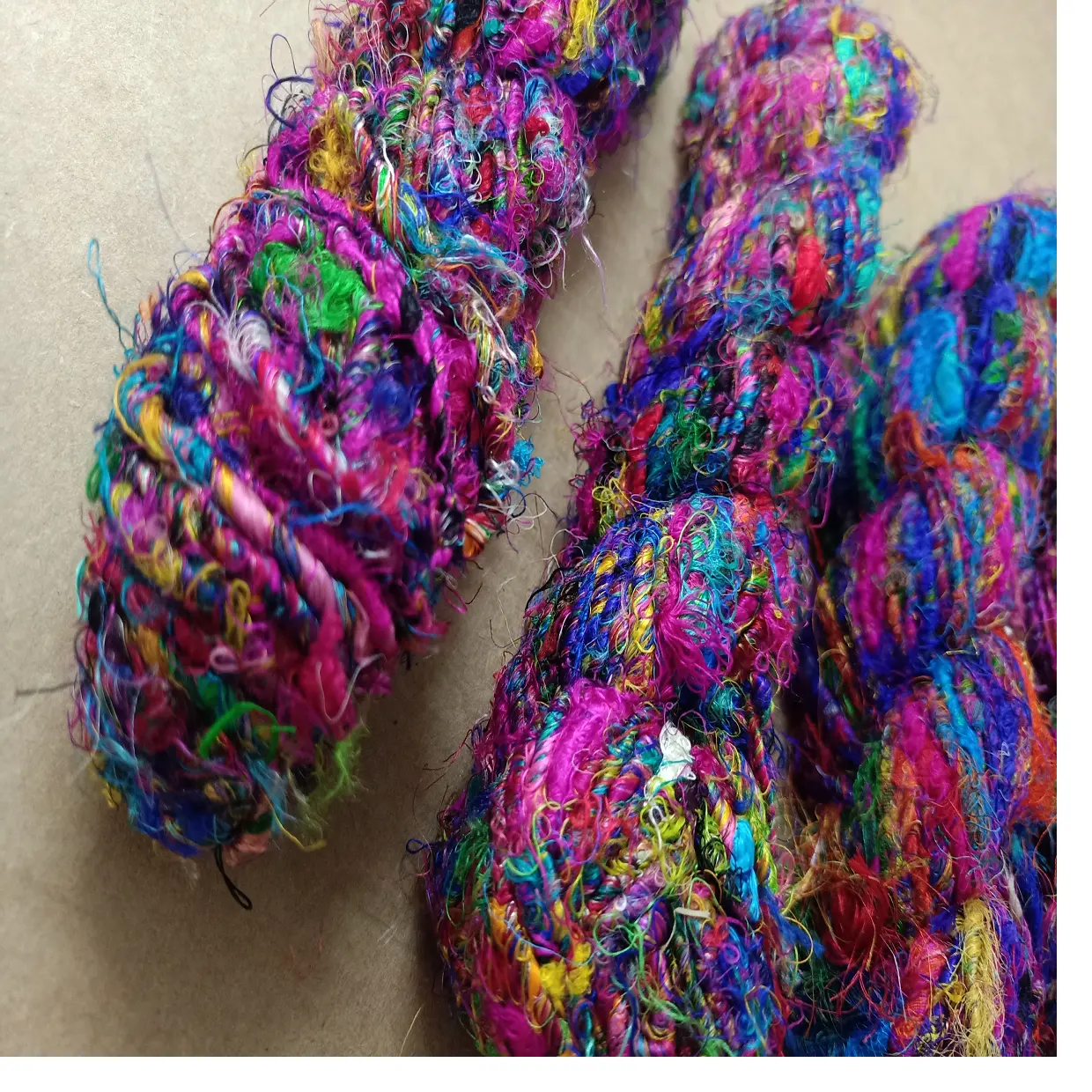 リサイクルされたサリシルクから作られた再販用の糸と繊維の店に最適な、さまざまな色のカスタムメイドのサリシルク糸