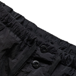 กางเกงขาสั้นไนลอนของผู้ชายแห้งเร็วระบายอากาศเป็นมิตรกับสิ่งแวดล้อมสีทึบทำจากผ้าไนลอนสีดำโลโก้ตามสั่ง - Product Image 5