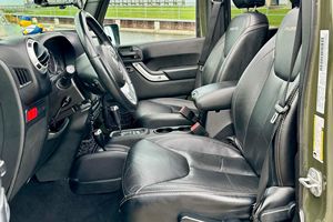 Jeep Wrangler Unlimited Rubicon Hard Rock 4x4 V6 2015 d'occasion en bon état, modifié pour le tout-terrain, provenance sud des États-Unis - Product Image 5