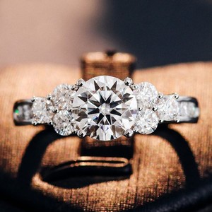 Bague de mariage en or blanc 14K pour femme diamant de fiançailles taille ronde solitaire cultivé en laboratoire pour fiançailles ou mariage - Product Image 6