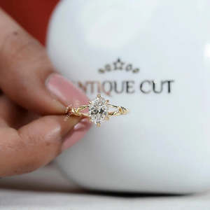 Anillo de Compromiso de Inspiración Vintage con Certificado IGI, Diseño Floral de Hojas con Diamante Ovalado Solitario - Product Image 6