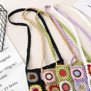 กระเป๋าถักโครเชต์ลาย Granny Square แบบวินเทจ พร้อมพู่ห้อย ทำจากเส้นด้ายทอมือ สะพายไหล่เดียวหรือสะพายข้าง ทำด้วยมือจากโพลีเอสเตอร์ สไตล์ชาติพันธุ์ - Product Image 4
