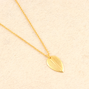 Collar con colgante en forma de hoja de diseño personalizado, cadena de eslabones chapada en oro mate, collar minimalista delicado, regalo para mujer - Product Image 4