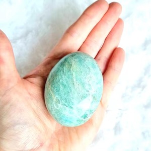 Véritable Amazonite Naturelle Forme Ovale Cristaux de Poche Polis Lisse et Imperméable Mascotte d'Amour Pierres de Palmier Feng Shui - Product Image 2