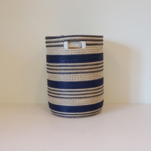 Round natural <b>seagrass</b> <b>basket</b> <b>with</b> <b>lid</b>. Used for decoration or storage. - Product Image 4