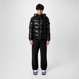 Veste matelassée pour homme de qualité supérieure, noire avec capuche, effet brillant, couture apparente, pour l'hiver, maintien au chaud, design avec logo - Product Image 2