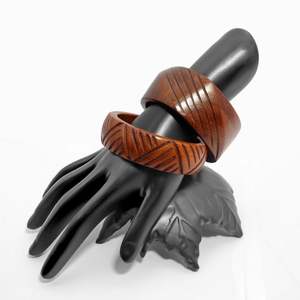 Brazalete de madera para boda, pulsera tallada a mano, joyería de madera elegante, brazalete redondo tallado, brazalete de madera artístico - Product Image 2