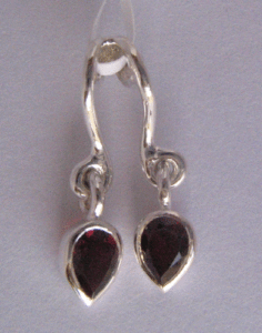 Pendentif et boucles d'oreilles élégants en argent sterling 925 avec grenat naturel pour femme, forme goutte d'eau et serti clos - Product Image 1