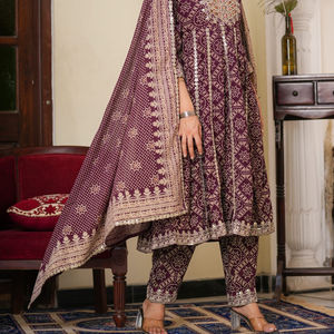 ผ้าเรยอนปักลายสำหรับผู้หญิงผ้าหนาพร้อมกางเกงพิมพ์ลายสำหรับใส่ไปงานปาร์ตี้ - Product Image 1