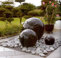 Sphère de jardin extérieure en granit noir absolu naturel poli, sur mesure, de qualité supérieure, durable, moderne, grande dalle, avec pulvérisation d'eau