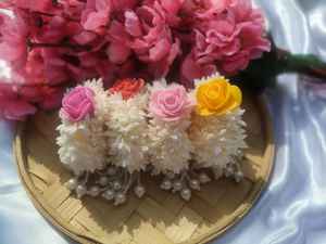 Gajra de Flores de Espuma con Borla de Perlas, Gajra de Jazmín para Bodas Haldi/Mehendi, Pulsera Floral para Mano/Muñeca, Dholki, Recuerdo de Nikah - Product Image 3